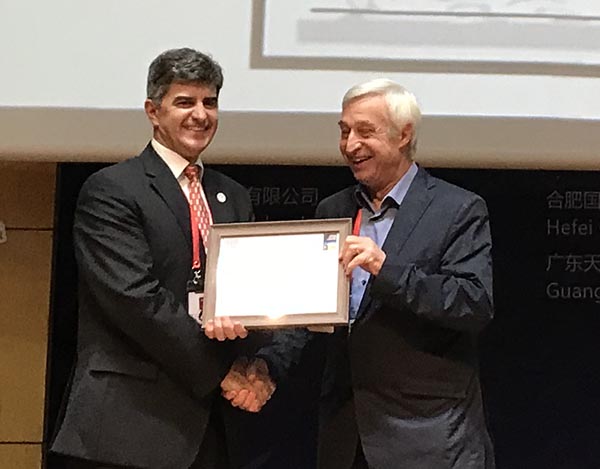 Gogosti receiving award